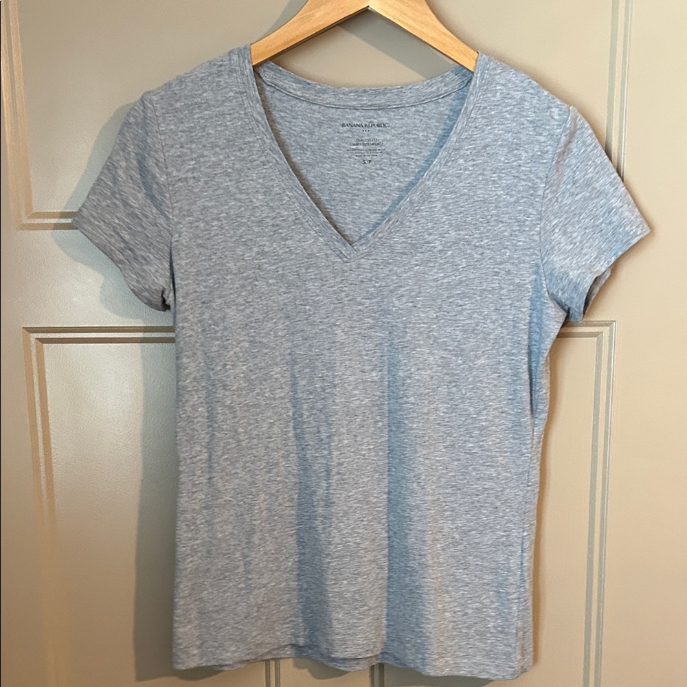 NWOT Banana Republic Timeless Tee V neck